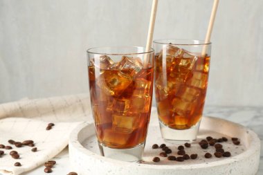 Lezzetli buzlu kahve ve fasulyeler masada, yakın plan.