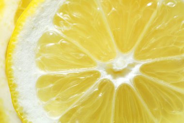 Arka plan olarak bir parça taze limon, makro görünüm
