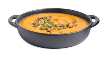 Çekirdekli balkabağı çorbası ve beyaz tenceredeki baharatlar.