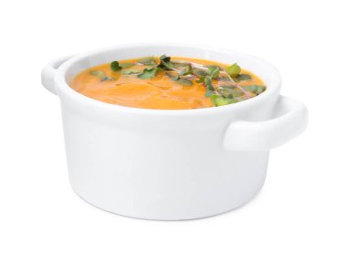 Çekirdekli balkabağı çorbası ve beyaz kabın içindeki mikroyeşillikler.