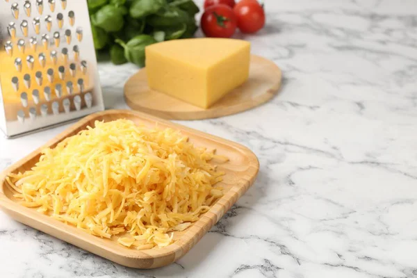 Izgara peynir, rende ve ürünler beyaz mermer masada, yakın plan. Metin için boşluk