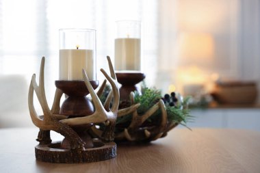 Kapalı alandaki ahşap masada güzel LED mumlar, yakın plan. Metin için boşluk