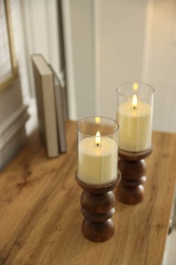 Güzel LED mumlar şamdanlar içinde ahşap çekmeceler üzerinde kapalı alanda. Metin için boşluk