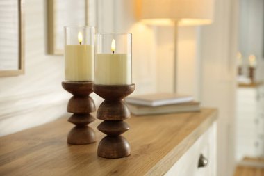 Güzel LED mumlar şamdanlar içinde ahşap çekmeceler üzerinde kapalı çekmeceler, yakın çekim. Metin için boşluk