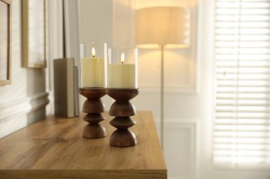 Güzel LED mumlar şamdanlar içinde ahşap çekmeceler üzerinde kapalı çekmeceler, yakın çekim. Metin için boşluk