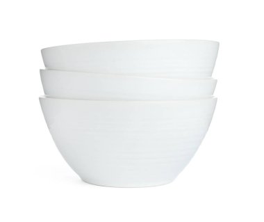 Beyaza izole edilmiş seramik kaseler yığını