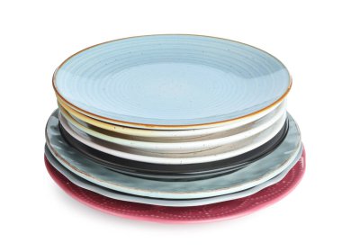 Beyaz üzerine izole edilmiş farklı seramik tabaklar yığını