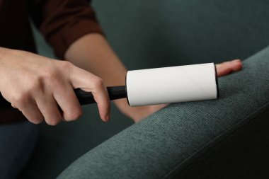 Kadın temizleme koltuğu evde pamuklu silindir ile, yakın çekim