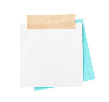 Beyaz üzerine yapıştırıcı bantlı boş kağıt notlar.