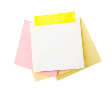 Beyaz üzerine yapıştırıcı bantlı boş kağıt notlar.