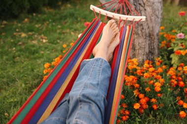 Hamakta dinlenen yaşlı kadın, yakın plan.