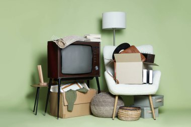 Garaj satışı. Yeşil arkaplanda farklı kullanılmış eşyalar