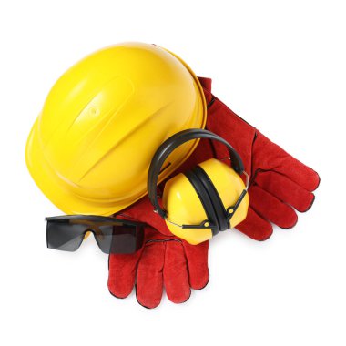 Güvenlik ekipmanları. Sert şapka, kulaklık, koruyucu eldivenler ve gözlük beyaza izole edilmiş.