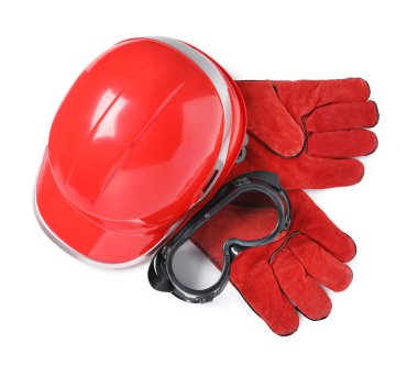 Güvenlik ekipmanları. Sert şapka, koruyucu eldivenler ve gözlükler beyaza izole edilmiş, üst manzara