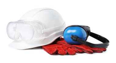 Güvenlik ekipmanları. Beyaz şapka, kulaklık, koruyucu eldiven ve gözlük.