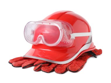 Güvenlik ekipmanları. Beyaz şapkalı, koruyucu eldivenli ve gözlüklü.