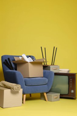 Garaj satışı. Sarı arkaplanda farklı kullanılmış eşyalar