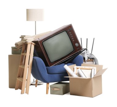 Garaj satışı. Beyazda izole edilmiş farklı kullanılmış eşyalar