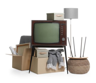 Garaj satışı. Beyazda izole edilmiş farklı kullanılmış eşyalar