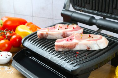 Tahta masada çiğ et ve sebzeli ızgara, yakın plan.