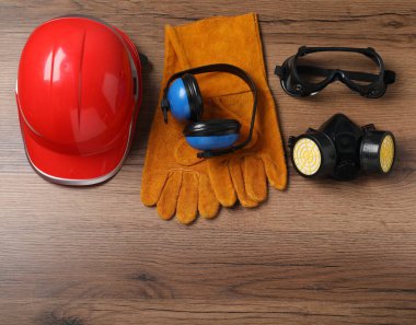 Tahta masada farklı güvenlik ekipmanları var. Metin için boşluk