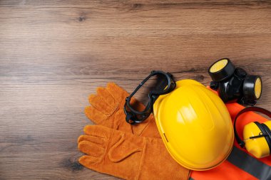 Tahta masada farklı güvenlik ekipmanları var. Metin için boşluk