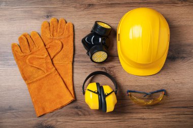 Tahta masada farklı güvenlik ekipmanları var.