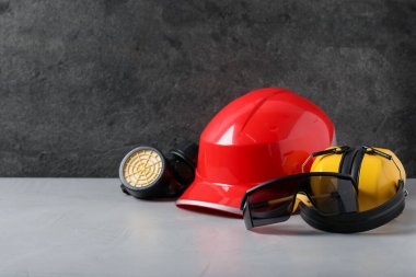 Işık masasında farklı güvenlik ekipmanları var. Metin için boşluk