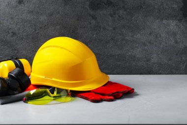 Işık masasında farklı güvenlik ekipmanları var. Metin için boşluk