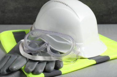 Işık masasında farklı güvenlik ekipmanları, yakın plan.