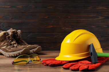 Tahta masada farklı güvenlik ekipmanları, seçici odaklanma. Metin için boşluk