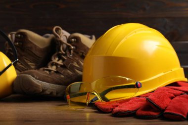 Tahta masada farklı güvenlik ekipmanları, seçici odaklanma.