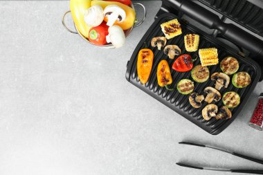 Elektrikli ızgara ve nefis sebzeler. Metin için boşluk