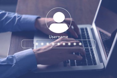 Kullanıcı hesabına girmek için parola gerekiyor. Masada dizüstü bilgisayar kullanan adam, yakın plan.