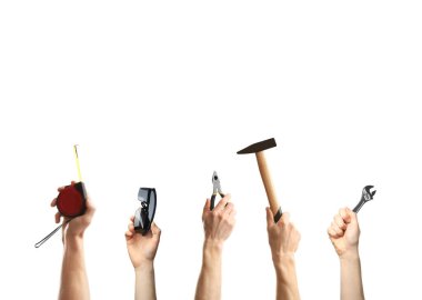 Beyaz arka plana karşı farklı araçlar kullanan insanlar, yakın çekim. Kolaj