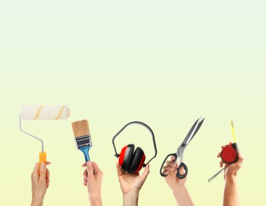 İnsanların elinde renk değişimine karşı farklı araçlar var, yakın plan. Kolaj