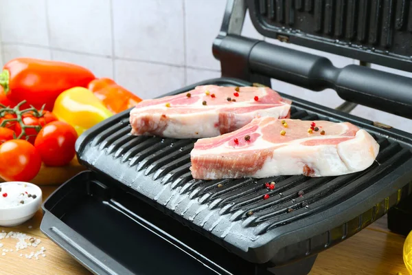 Tahta masada çiğ et ve sebzeli ızgara, yakın plan.