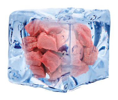 Buz küpünün içindeki çiğ et parçaları beyaza izole edilmiş.