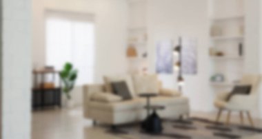 Oturma odası kanepeli, bulanık manzaralı. İç tasarım