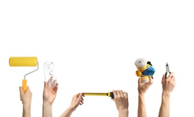 Beyaz arka plana karşı farklı araçlar kullanan insanlar, yakın çekim. Kolaj