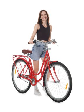 Beyaz arka planda kırmızı bisikletli gülümseyen kadın.
