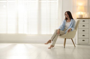 Evdeki koltukta güzel bir kadın. Metin için boşluk