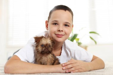 Evdeki sevimli Griffon köpekli çocuk. Evcil hayvan