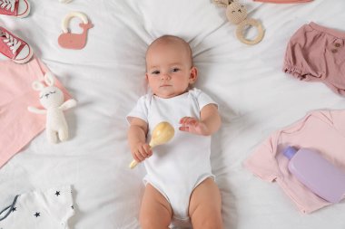 Sevimli bebek, farklı kıyafetler ve aksesuarlar.