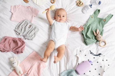 Sevimli bebek, farklı kıyafetler ve aksesuarlar.