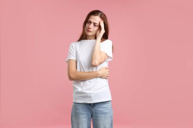 Pembe arka planda ağlayan kadın. Keder ve yalnızlık