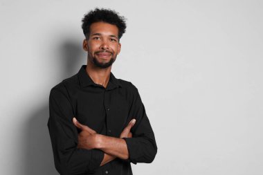 Beyaz arka planda yakışıklı bir adamın portresi, metin için boşluk