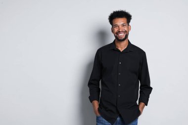 Beyaz arka planda yakışıklı bir adamın portresi, metin için boşluk