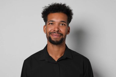 Beyaz arka planda yakışıklı bir adamın portresi.