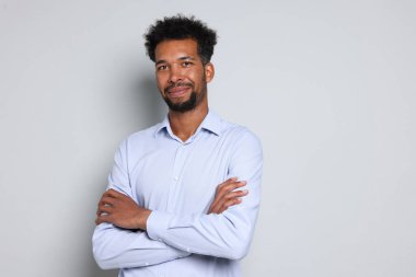 Beyaz arka planda yakışıklı bir adamın portresi, metin için boşluk